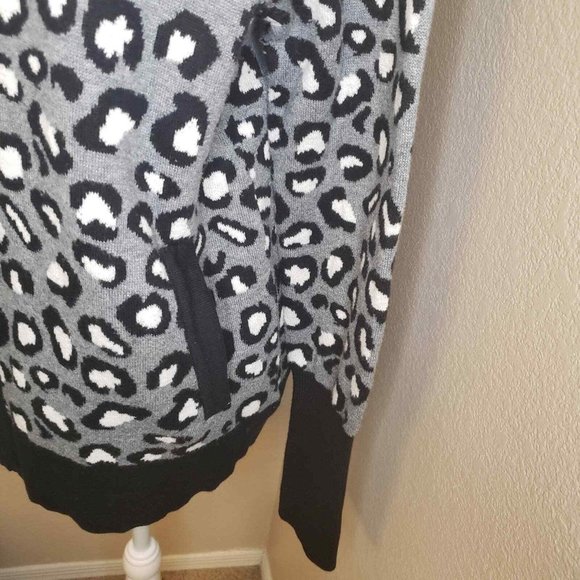 NWOT Rachel Zoe Grey Leopard Print Cardigan Sweater Size Medium - Picture 6 of 11
